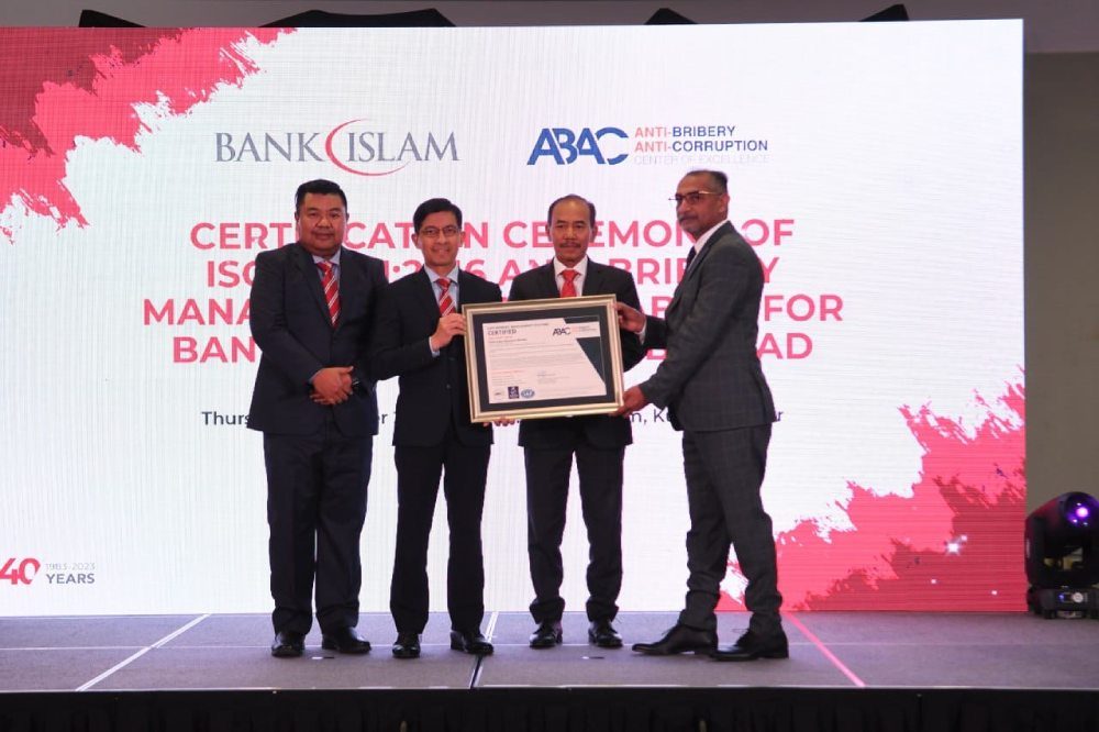 Bank-Islam-Malaysia-Berhad-and-ABAC™-Center-of-Excellence-ISO-37001-Certification-Receiving-Moment